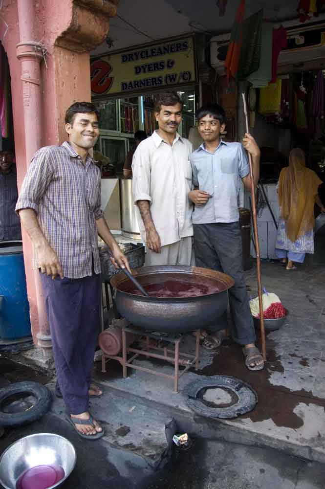 India - Jaipur - hombres tintando tela - 2009